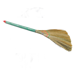 SOFT GRASS BROOM WITH COLORED
HANDLE 50/BALE TJ5601530
